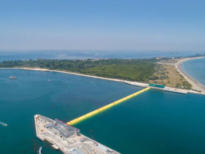 Il MoSE, composto da 78 paratoie mobili incernierate al fondale azionate attraverso l'immissione e l'espulsione di acqua e aria, a protezione della città di Venezia