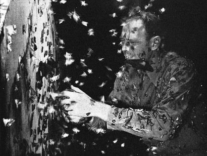 Henry Fleming recolectando insectos frente a una luz de mercurio