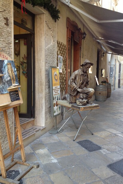 Lecce. Estatua en las calles de la ciudad