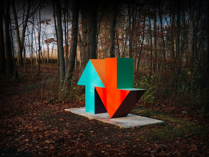 Una flecha azul mirando hacia lo alto y otra roja en contraposición mirando hacia el suelo