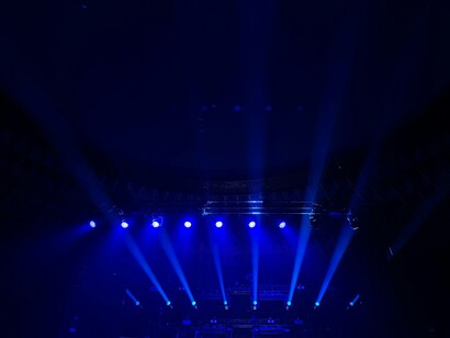 Las luces azules iluminan un escenario que espera a sus intérpretes; como en la literatura, el valor de un encuentro cultural también está en las ideas que pueden surgir cuando alguien se atreve a ocupar ese espacio