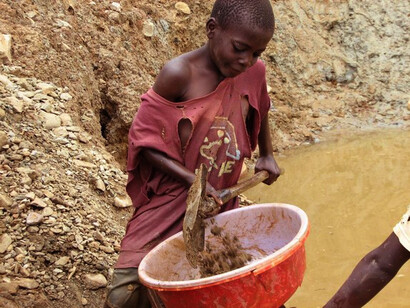 Bambino in miniera di coltan