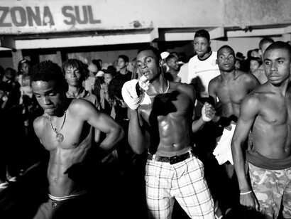 Noite de baile funk no Rio de Janeiro, Brasil