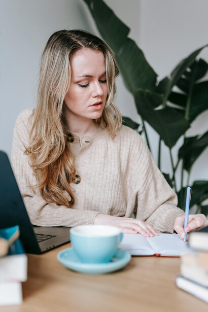 Toda pregunta que surge en el proceso exige una respuesta, aunque luego el lector nunca llegue a conocerla