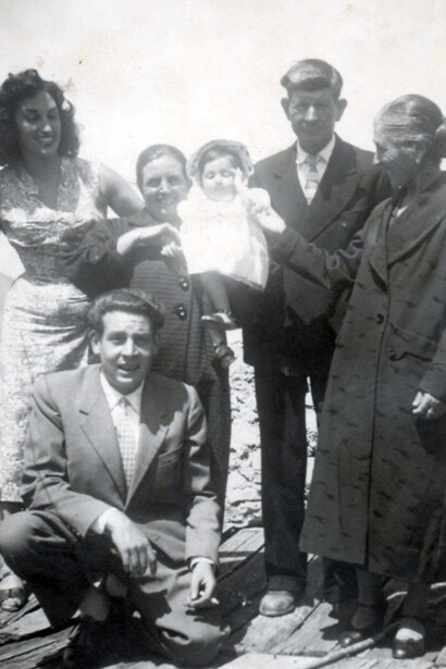 La mia famiglia: Nino (accosciato) e da sinistra Elena, nonna Maria con Carlotta in braccio, nonno Calogero e zia Benedetta
