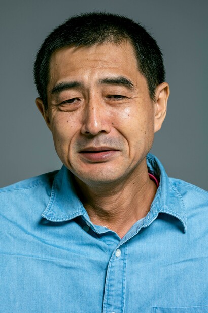 Primo piano di uomo con gli occhi socchiusi, che esprime tristezza o dolore