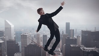 Un joven andando por la cuerda floja
