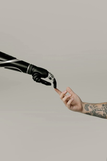 La falta de regulación y claridad en el lenguaje cuando se trata de IA y robots que imitan a los seres humanos puede llevar a la aceptación sin crítica de estas tecnologías y, en última instancia, a una desvalorización de la experiencia y la naturaleza humana