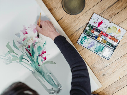 Artista creando una obra