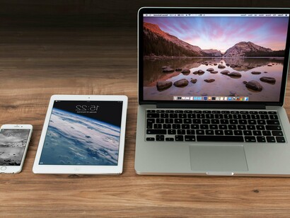 Computador, tablet e celular. A calma reflectida, criativa, e por vezes poética, não deixa marcas ou torna-se quase marginal, secando até tantas vezes a  vontade de continuar