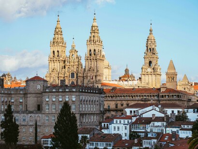 O Santuário de Santiago de Compostela, na capital de Galiza, Espanha é um patrimônio mundila da igreja católica como homenagem ao após Santiago Maior por levar o cristianismo a península ibérica