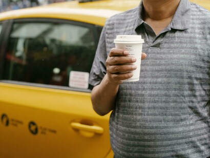 Detuvo el taxi y trajo café y una bolsa de papel con una porción de pollo frito