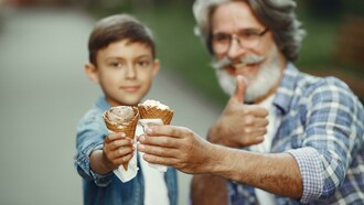 Fomos ao café, onde todas as quartas-feiras o meu avô me levava antes de voltarmos para casa, comer um gelado. Chocolate branco era o que eu mais gostava e foi esse que escolhi. Sentámo-nos na mesa onde sempre me sentava com o meu avô, na esplanada, a única mesa lá de fora. Comemos enquanto observávamos as pessoas que passavam