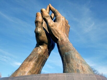 Escultura Praying Hands, na Oral
Roberts University Tulsa, Estados Unidos