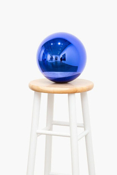 Jeff Koons, Gazing Ball (Stool), 2013-2016
Painted stainless steel, wood, glass, and aluminium, 33,7 x 33,7 x 101,8 cm, 13 1/4 x 13 1/4 x 40 1/8 inches, Edition of 3 + 1 Artist proof. Courtesy of Almine Rech Gallery