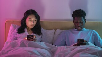 Vivendo entre a confiança e a suspeita, um simples telefonema pode ganhar significados inesperados. Para Sandra, o celular de Luciano se transforma no fio tênue que separa a tranquilidade da dúvida. Para quem vive dominado pelo ciúme, até uma prova de fidelidade pode abrir espaço para uma nova suspeita