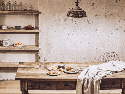 La poesía pastoril tiene fuertes tópicos, uno de ellos es el paisaje que es el marco bucólico donde transcurren las escenas