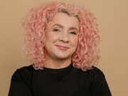 Carla D’elia, a fundadora do Save Me Teacher. Especialista em Business English e Mestre em Linguística Aplicada pela Universidade de São Paulo (USP), a professora, fundadora da plataforma Save Me Teacher, nasceu com o dom de ensinar