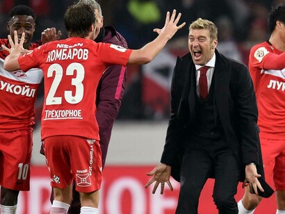 Massimo Carrera festeggia la conquista del suo primo titolo da allenatore con la sua squadra