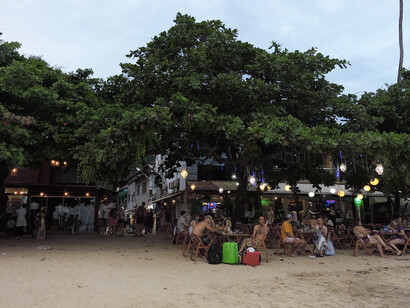 Las opciones de comida van desde pastas caseras hasta pescados frescos, y los bares ofrecen bebidas típicas como caipirinhas en un entorno animado