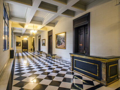 En nombre de ese Valhalla que sirve de pretexto,  amén de disimular políticas económicas inaptas, puestas en práctica por gobiernos ineptos. Pasillo del Banco Central, Santiago, Chile 