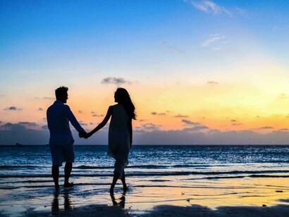 A música termina com uma reflexão sobre o ciclo da vida, oferecendo consolo e contemplação sobre o amor e o sentido da existência