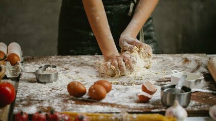 A comida, tal como a conhecemos, é formada por preparações culinárias feitas de maneira específica a cada cultura. Não se trata dos ingredientes crus em si, mas sim do que é feito, preparado, a partir deles. O ato de preparar é central. A comida, como a humanidade a conhece há milhares de anos, é definida pela preparação culinária. O pão, por exemplo, alimento consumido desde a formação das primeiras sociedades, é feito a partir de um processo de preparo