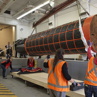 Stanley C. Hunt observe le personnel du Musée qui décharge le Monument. Comme il est gigantesque, il a fallu redoubler de soins et utiliser de l’équipement lourd pour le transporter, l’entreposer et l’exposer. Courtoisie du Musée canadien de l'histoire