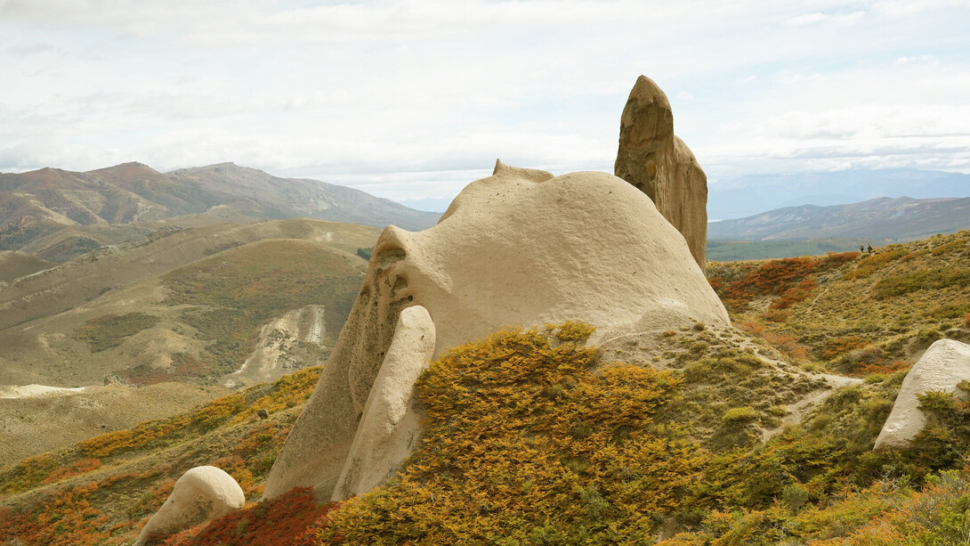 Montaña y rocas grandes