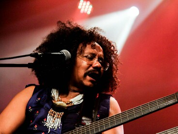 Chico César no palco, voz e violão em perfeita sintonia diante do público. Mais do que um concerto, a apresentação revisita memórias e reafirma a força de uma obra que atravessa o tempo