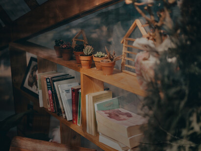 Riordinare casa. Per iniziare metti in ordine un cassetto e fai attenzione a come ti senti: il tuo umore e la tua chiarezza mentale migliorerà