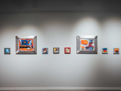 Charlie Mai, Camino implacable, vista de exhibición. Cortesía de la Galería Policroma