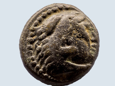 Macedonia, re Alessandro III, 325-300 a.C.  emiobolo d'argento, testa di Eracle - Gorytos con arco e clava. Conservata a Monaco di Baviera, Germania