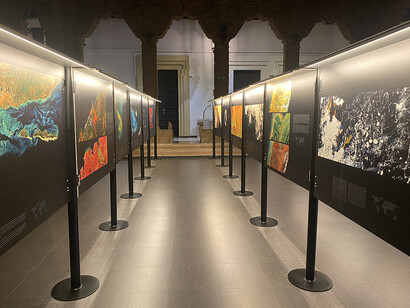Las costas desde el Espacio, vista de exhibición. Cortesía de Casa de la Ciencia