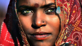 Una donna Bhopa del deserto Thar, fotografata nel 1996 durante la Fiera dei Cammelli a Puskhar, Stato del Rajasthan, India. La donna si chiama Papu ed è molto famosa per i suoi occhi chiari