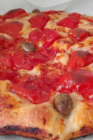 La focaccia pugliese è una specialità regionale preparata con un impasto soffice arricchito con patate lesse, che le conferiscono una consistenza unica  