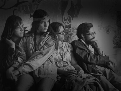 Jóvenes dentro de la Clínica Médica Gratuita Haight Ashbury en sus primeros días. La clínica abrió el 7 de junio de 1967 y continúa trabajando hasta ahora