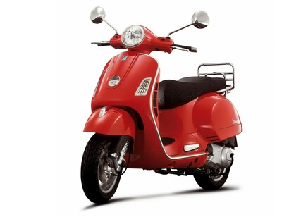 Vespa clásica en color rojo