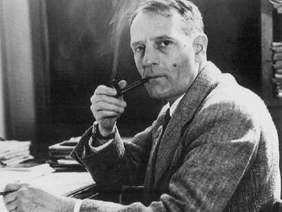 Edwin Powell Hubble nel suo studio