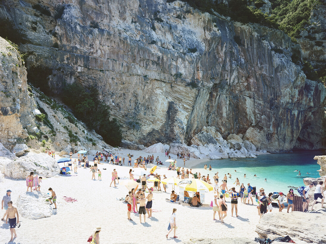 Massimo Vitali, Tropea Stones, 2015, C-Print, Courtesy of the artist and Benrubi Gallery, Exhibitor : Benrubi Gallery