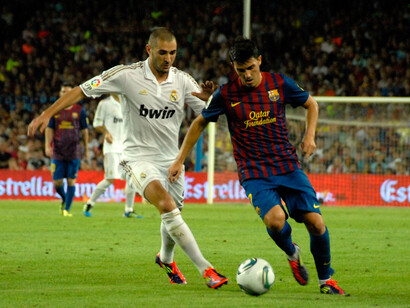 17 août 2011, Supercoupe d’Espagne : le FC Barcelone s’impose 3-2 face au Real Madrid CF dans un Clásico incandescent, où le football devient l’écho d’une rivalité qui dépasse le jeu