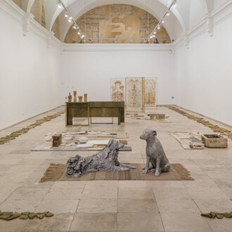 Chiara Camoni, Erguidas, yacentes, vista de exhibición. Cortesía del Museo Patio Herreriano