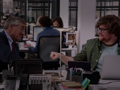 Lo stagista inaspettato, (2015), scena dal film. Per gli under 36, è possibile usufruire di un'agevolazione pari al 100% dei contributi a carico del datore di lavoro! Quindi, se hai 36 anni e un giorno, sei out!