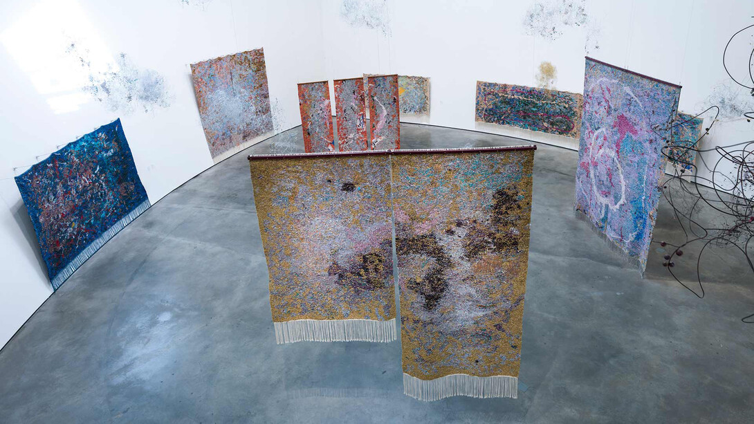 Igshaan Adams, Levantando el polvo: el archivo del cuerpo, vista de exhibición. Cortesía del Museo Guggenheim Bilbao