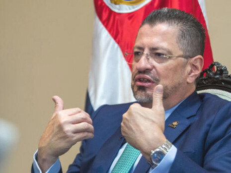 El presidente de Costa Rica, Rodrigo Chaves en una conferencia de prensa