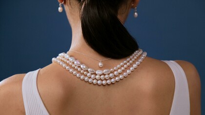 Schiena di donna con collana di perle. Il Sacro Femminino e la donna gioiello: una riflessione sull'anima e la bellezza
