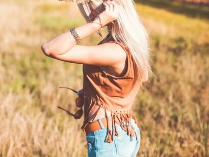 Quando vamos para os anos 2000, temos um ressurgimento dessas tendências com a febre que foram os festivais do Coachella com looks diversos e marcantes, muitos famosos e subcelebridades estavam presentes nesse festival que utilizavam e abusavam das franjas, crochê, botas de couro estilo cowboy e outros