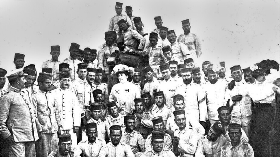 Carmen de Burgos, fotografiada en el verano de 1909 por Francisco Goñi, rodeada de oficiales y soldados de artillería durante la Guerra de Melilla