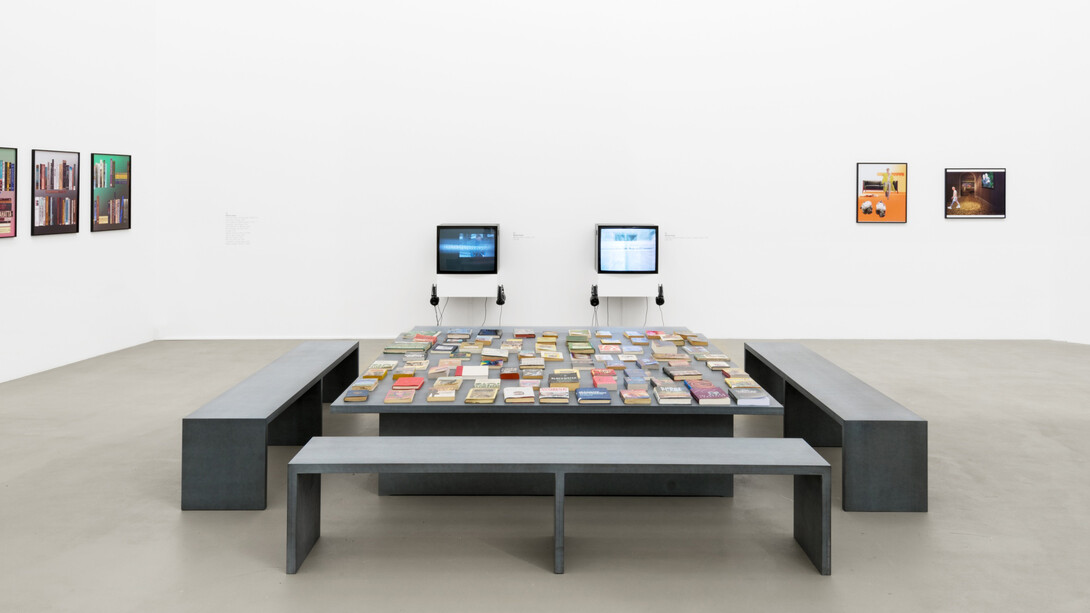 Off the Shelf, Martha Rosler, 2008/2018, 12 C-Prints, Tisch mit Bücherauswahl. Courtesy of Galerie Nagel Draxler, Berlin. Gallery Mitchell-Innes & Nash, New York