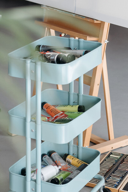 Bisnagas de tinta, pincéis e quadro em branco para aula colaborativa